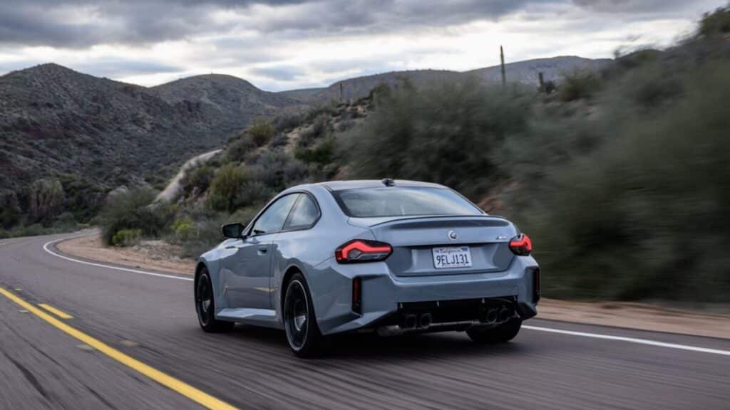 BMW M2 2023 por detras