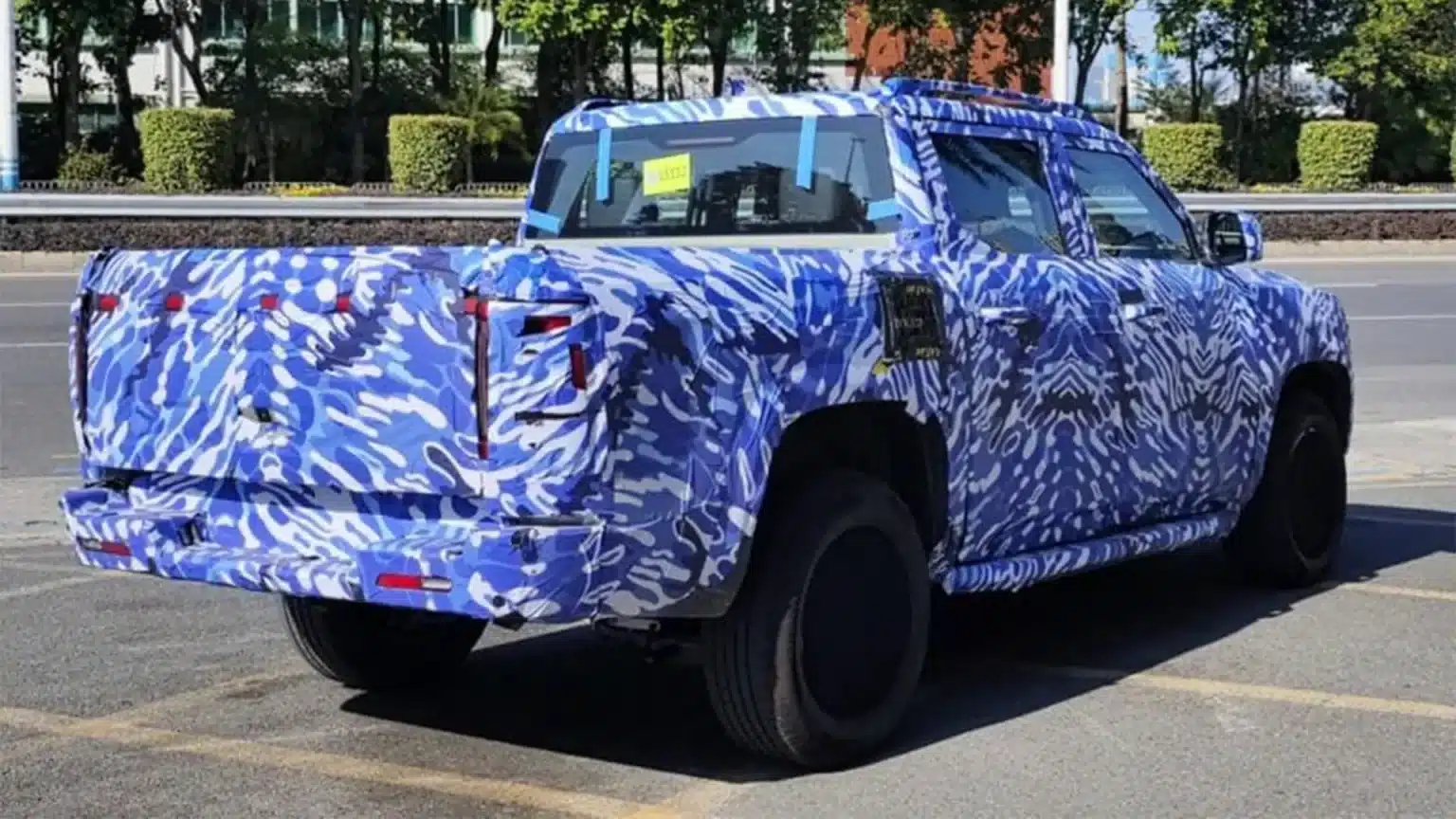 BYD F por detras