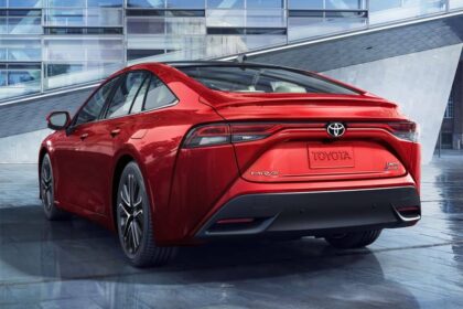 Toyota Mirai 2024 por detras