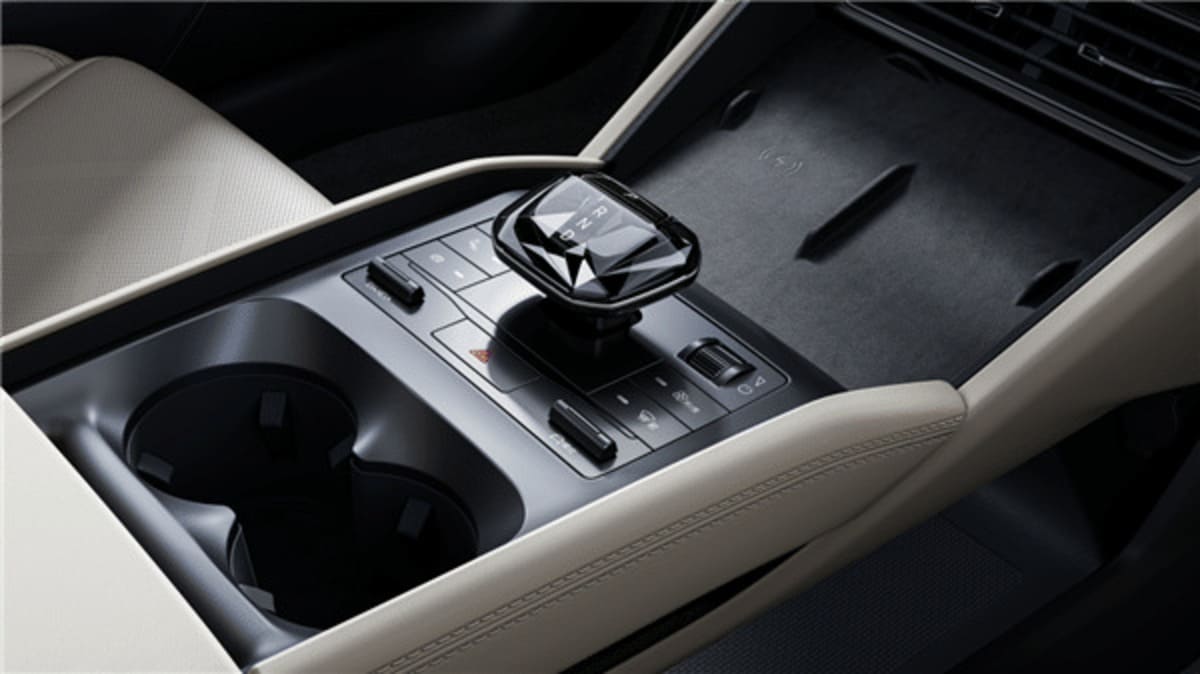 BYD Qin L DM-i palaca de cambios