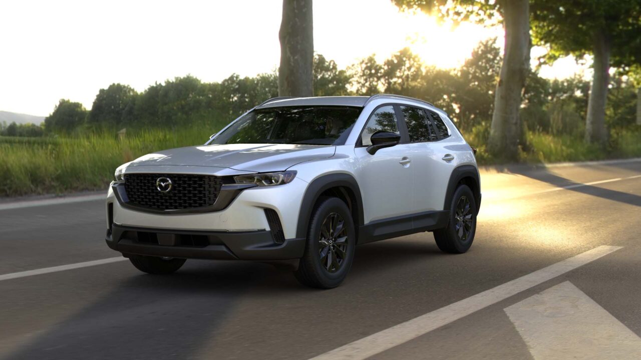 Mazda CX-50 Hybrid por delante