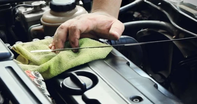 ¿Cómo medir el aceite del motor de un automóvil?