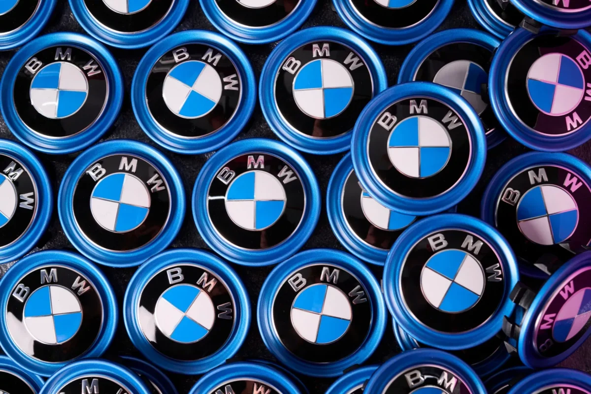 BMW se Enfrenta a una Masiva Revisión Global: Un Costo Cercano a los Mil Millones de Euros 2 Logos BMW
