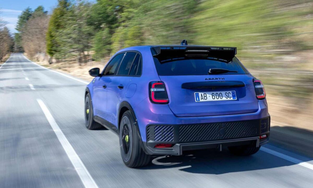 Abarth 600e: El Abarth Más Potente de la Historia 4 Abarth 600e por detras