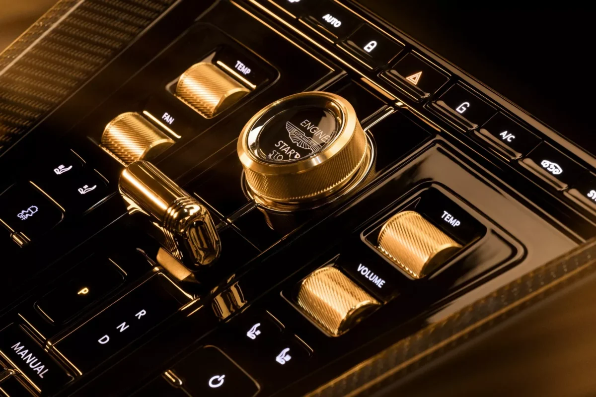 Aston Martin DB12 Goldfinger: Un tributo en oro de 18k para los fanáticos de James Bond 3 Aston Martin DB12 Goldfinger interior