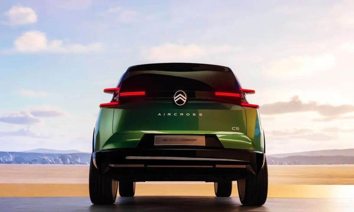 Citroën C5 Aircross: El Futuro SUV Familiar que Llegará en 2025 5 Citroën C5 Aircross detrás