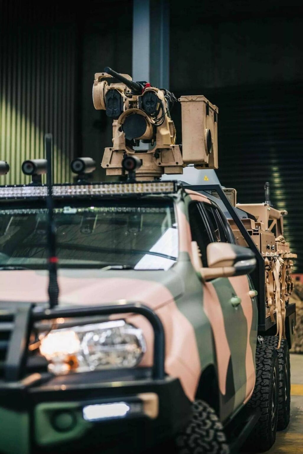 Toyota Hilux se Convierte en Camión Militar 6×6 para el Combate