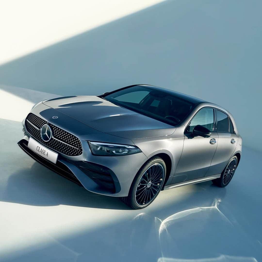 Crisis en Mercedes-Benz: ¿Por qué es Necesario Recortar Millones de Euros al Año? Mercedes-Benz A 250 4MATIC Hatchback (MHEV) de lado