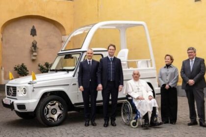 Llega al Vaticano el primer Papamóvil 100% eléctrico