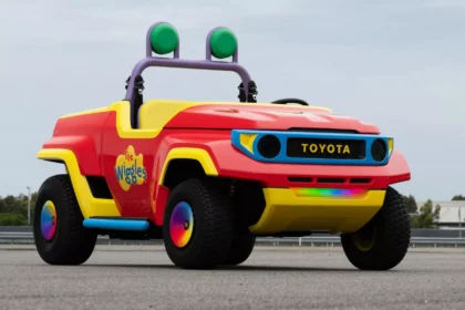 Toyota Big Red Pickup: El Land Cruiser Transformado en un EV para Niños