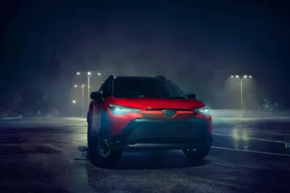 Toyota incorporará el color "Soul Red" de Mazda en el Corolla Cross 2025.