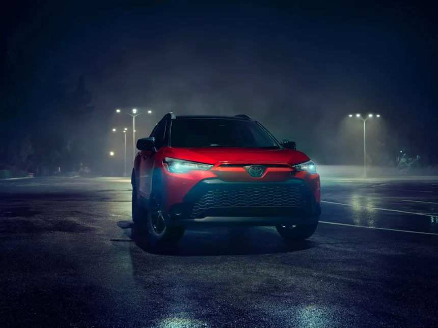 Toyota incorporará el color "Soul Red" de Mazda en el Corolla Cross 2025.