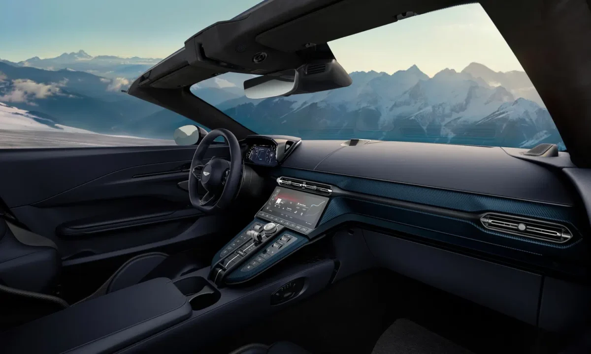 Aston Martin Vantage Roadster 014.jpg Interior del Aston Martin Vantage Roadster 2025