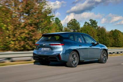 BMW iX 2025: Mayor autonomía y tecnología en el SUV eléctrico de lujo