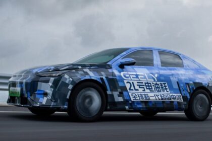 Geely desafía a BYD y SAIC con híbridos enchufables de 2.390 km de autonomía
