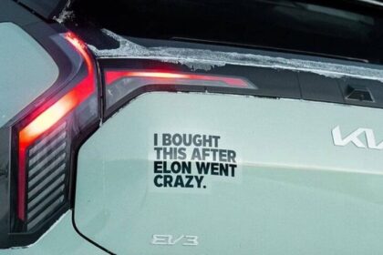KIA se Mofa de Tesla y Usa la Imagen de Elon Musk para Captar Clientes