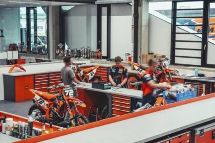 KTM reabre su fábrica, pero la crisis continúa: ¿Sobrevivirá?