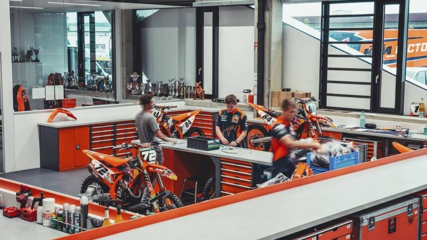 KTM reabre su fábrica, pero la crisis continúa: ¿Sobrevivirá?