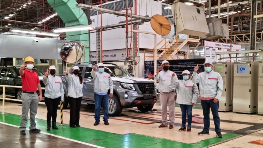 Nissan centraliza producción de pick-ups en México, optimizando operaciones.