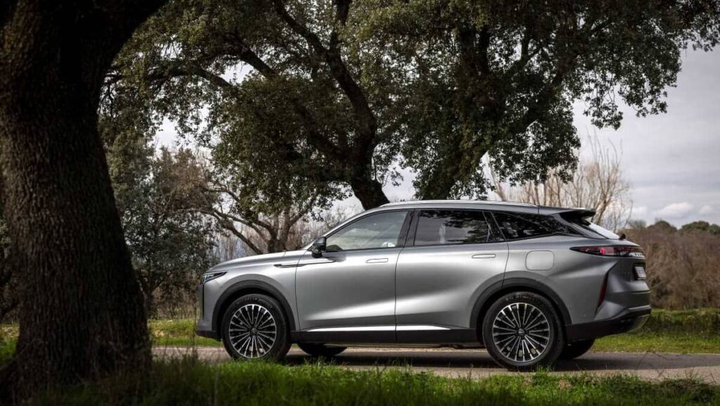 Omoda 9 SHS: El SUV híbrido Enchufable que Rompe Esquemas 3 Omoda 9 SHS lateral
