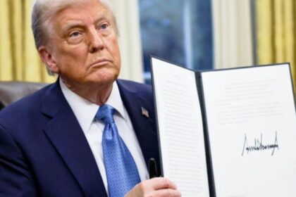 Trump establece un arancel del 25% a autos importados y provoca guerra comercial