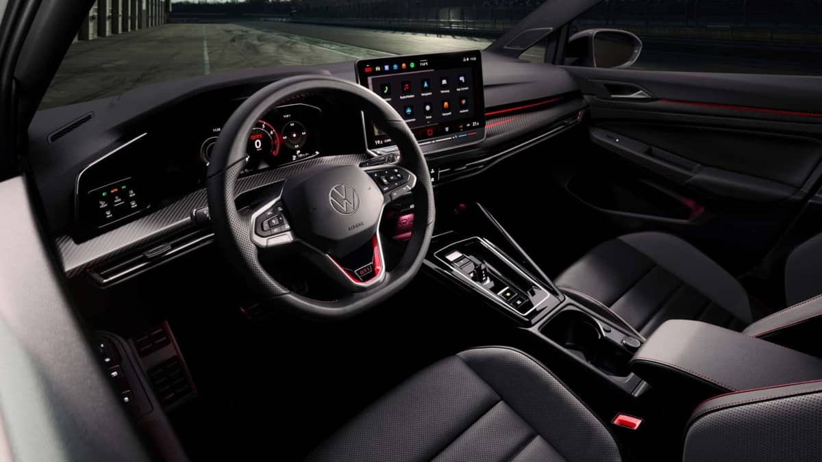 Volkswagen Golf GTI 50 Aniversario: La Leyenda Renace con una Edición Especial 4 Volkswagen Golf GTI Clubsport interior