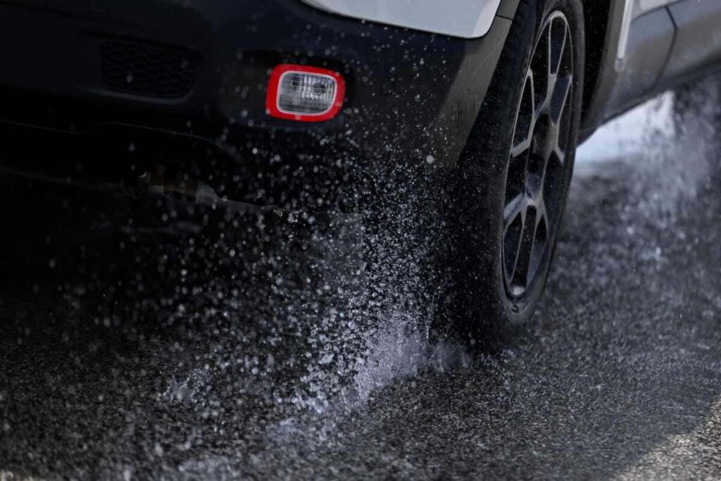 Cómo Cuidar los Neumáticos Durante la Temporada de Lluvias y Evitar Sustos en Carretera 3 Pirelli car lluvia 1 1