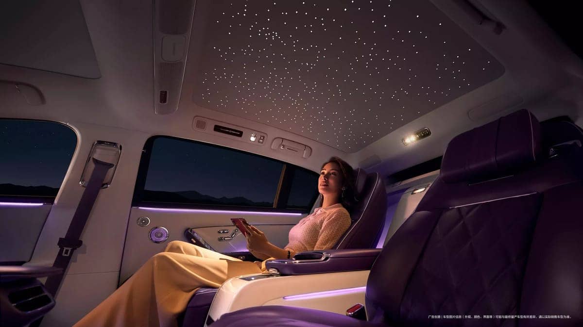 Huawei Maextro S800: El Sedán de Ultra-Lujo que Quiere Robarle el Trono a Rolls-Royce 7 Huawei Maextro S800 iluminacion de techo