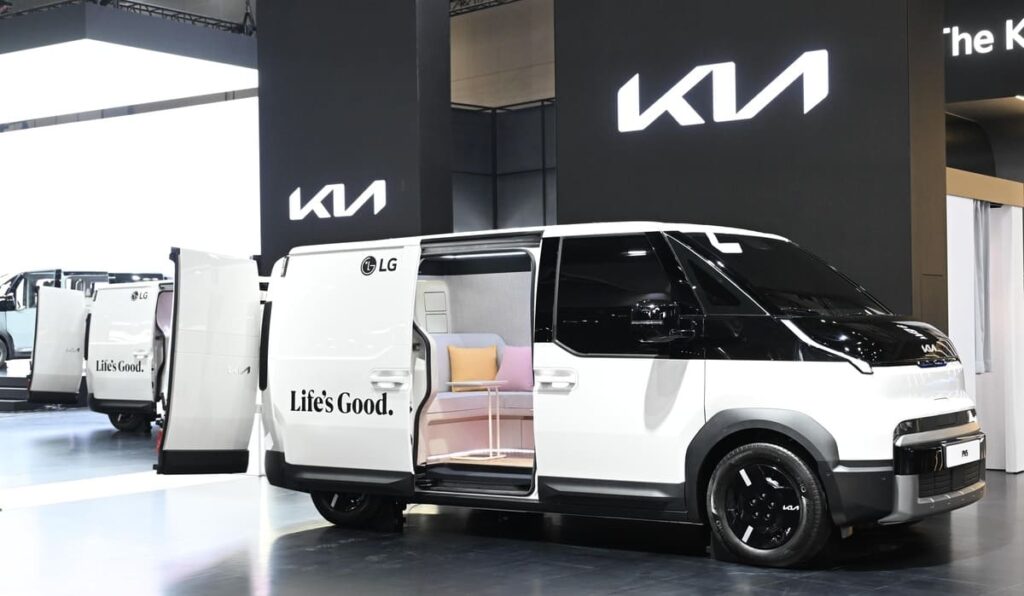 Kia y LG revolucionan la movilidad con sus nuevos PBV 2 Spielraum Glow cabin concept1