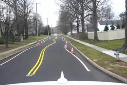 La ciudad estadounidense que pinta líneas onduladas en el asfalto para frenar conductores