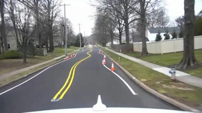 La ciudad estadounidense que pinta líneas onduladas en el asfalto para frenar conductores