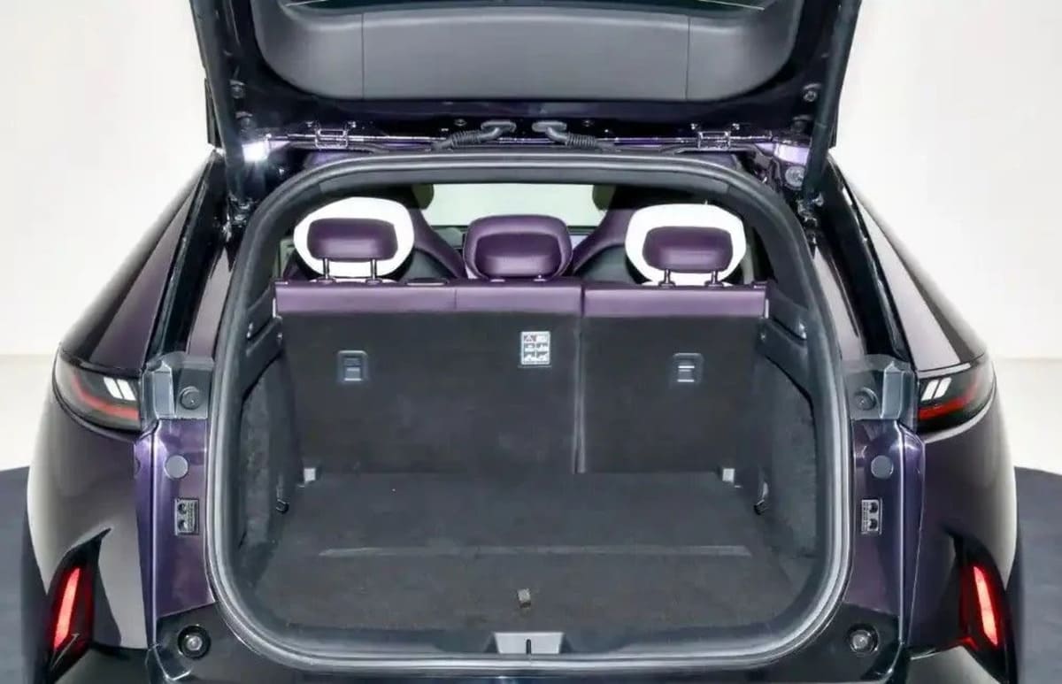 Mazda CX-6e: El SUV eléctrico que hipnotiza con su diseño... pero tropieza con su maletero 4 Mazda CX-6e morado baul o maletero