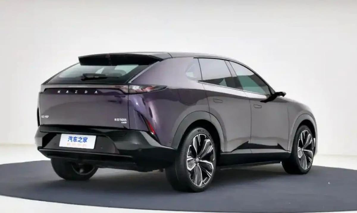Mazda CX-6e: El SUV eléctrico que hipnotiza con su diseño... pero tropieza con su maletero 5 Mazda CX-6e morado detras