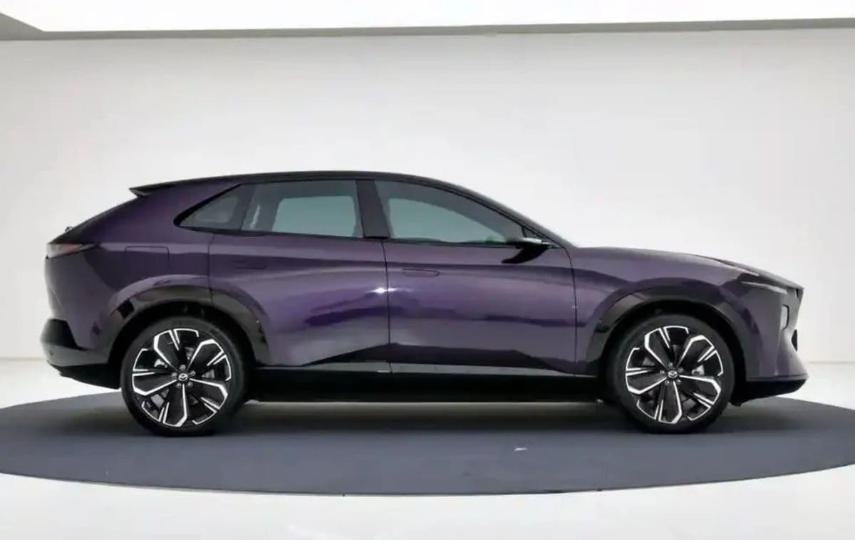 Mazda CX-6e: El SUV eléctrico que hipnotiza con su diseño... pero tropieza con su maletero 2 Mazda CX-6e morado lateral