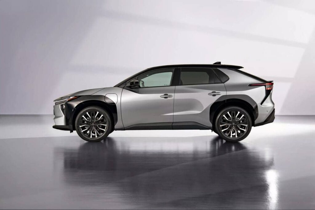 Toyota inicia su primera línea exclusiva para vehículos eléctricos: un gran paso hacia un futuro más competitivo Toyota bZ4X 2026 lateral