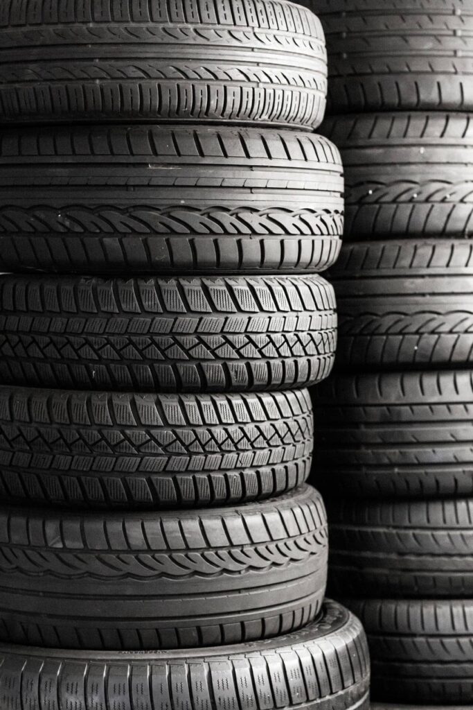 ¿Cuándo Rotar las Llantas del Carro? 4 Señales Claras que No Debes Ignorar 4 Los Riesgos de Comprar Llantas Usadas