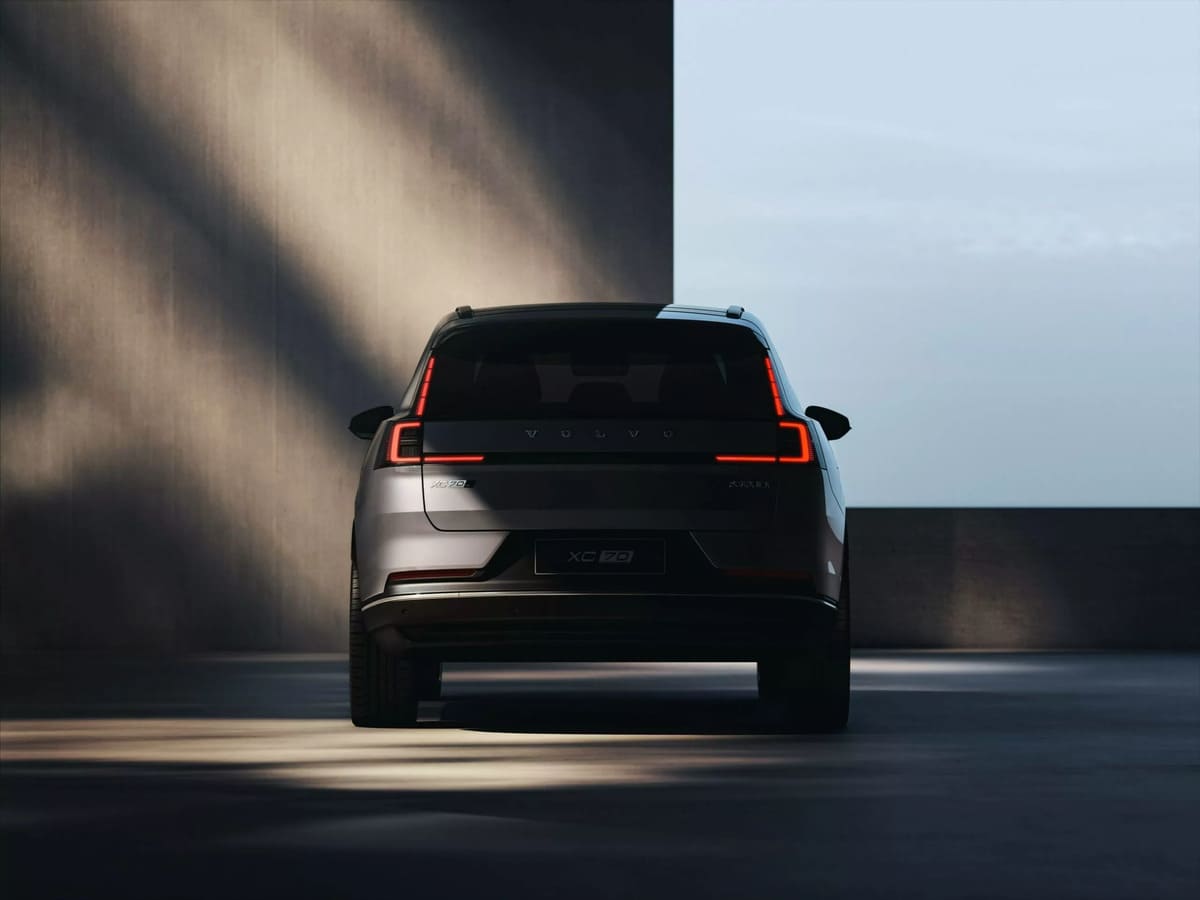 El Volvo XC70 regresa en 2026, pero no como lo recuerdas: nuevo SUV híbrido 4 Volvo XC70 2026 Teaser 0002