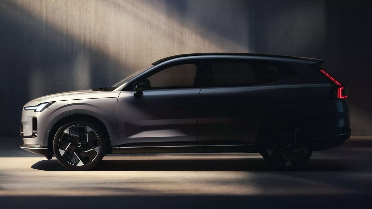 El Volvo XC70 regresa en 2026, pero no como lo recuerdas: nuevo SUV híbrido 2 Volvo XC70 2026 Teaser 0003