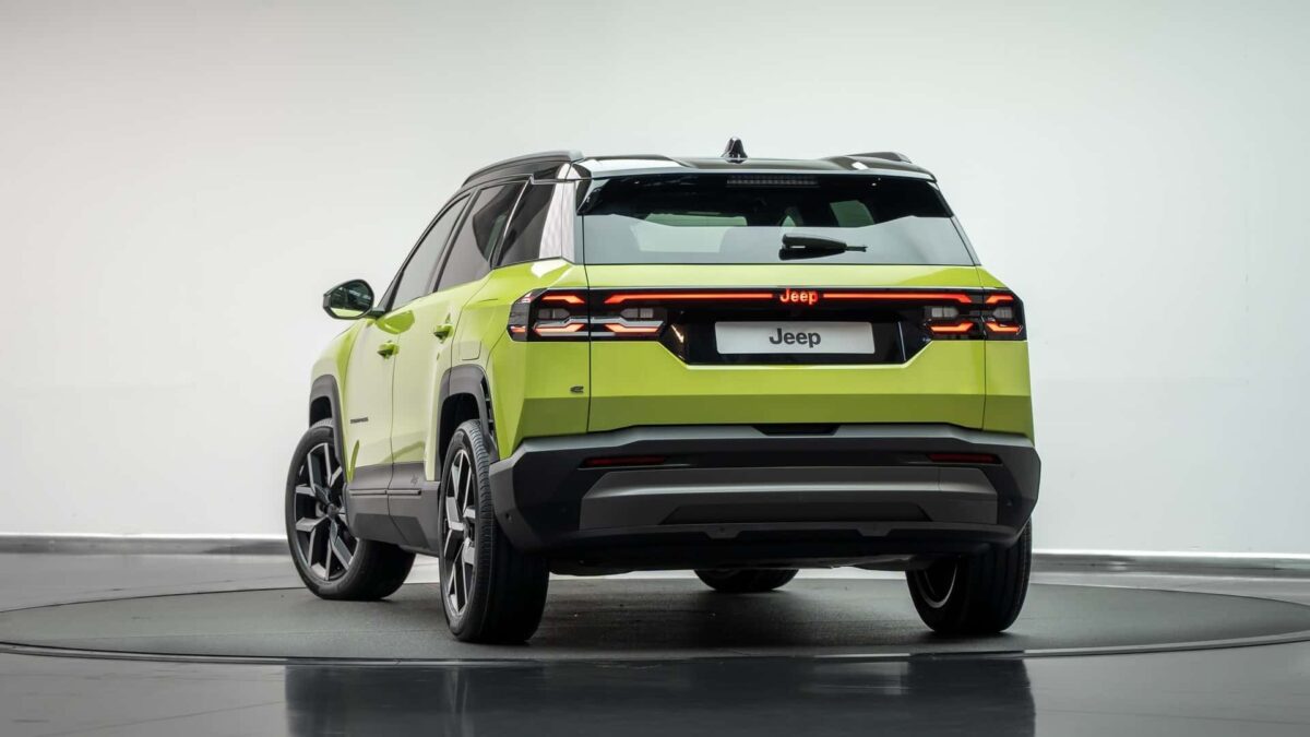 Nuevo Jeep Compass 2026: Más tecnológico, electrificado y con espíritu aventurero intacto 2 Nuevo Jeep Compass 2026 por detrás