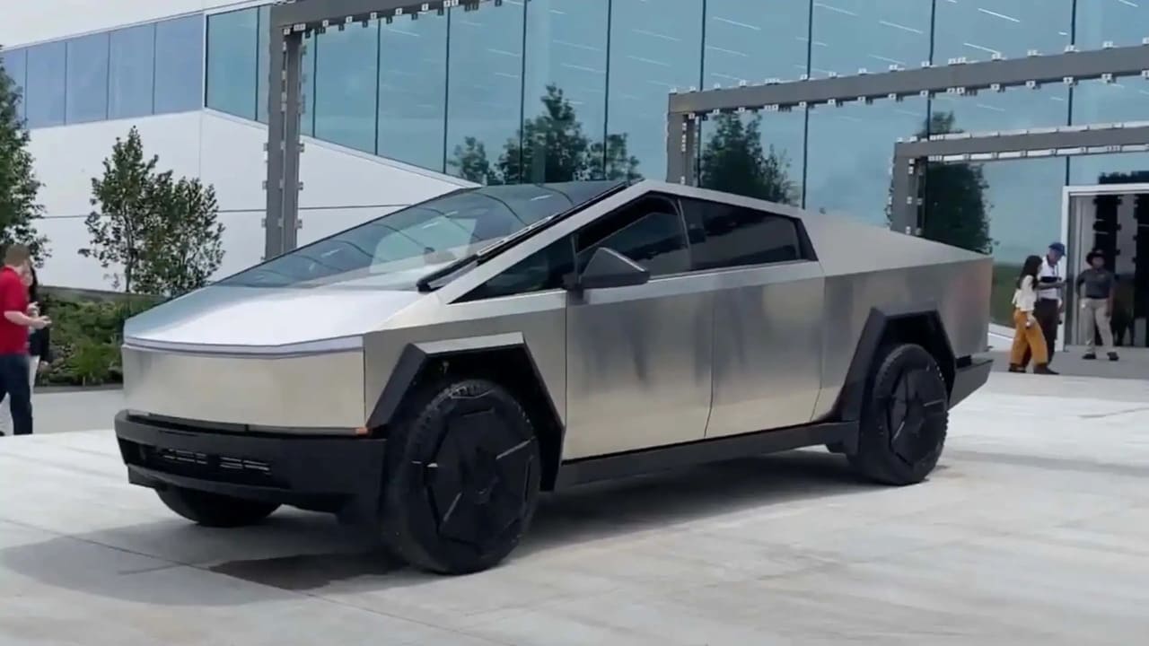 Porque el Tesla Cybertruck fracaso en ventas 2 Tesla Cybertruck lateral