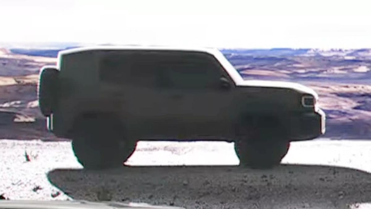 Toyota FJ Cruiser 2026: El Renacer Compacto y Todoterreno Que Todos Esperaban 2 Toyota Land Cruiser Mysterious Teaser 2
