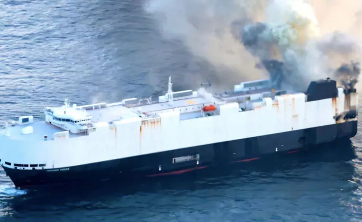 Incendio del Morning Midas: 3.000 Autos ardiendo en el Mar la amenaza oculta del transporte de autos eléctricos 4 Morning Midas incendio 0001