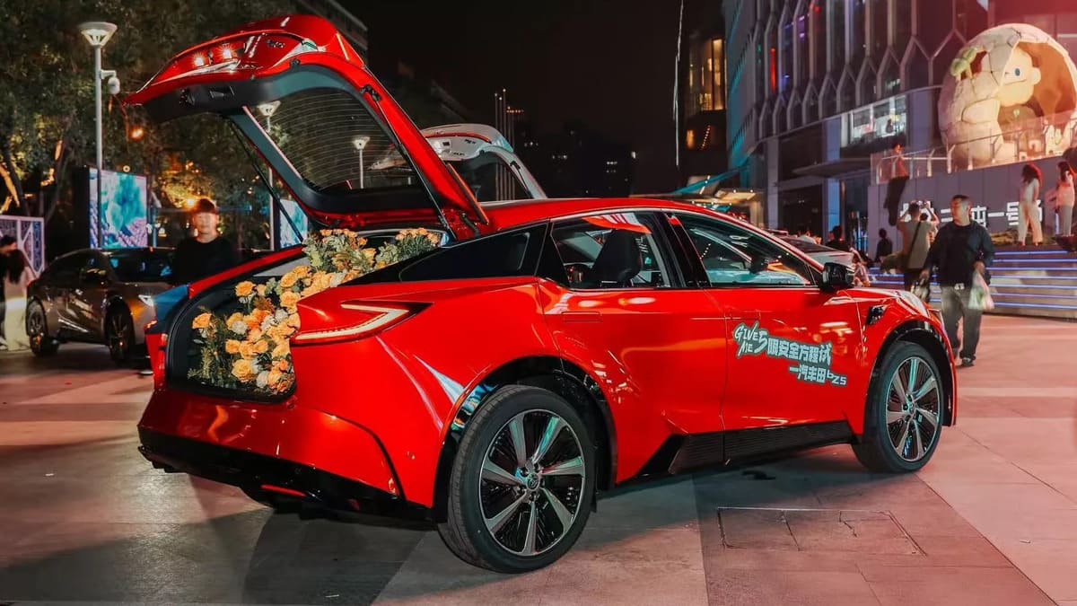 Toyota bZ5: El SUV eléctrico que quiere destronar al Model Y 4 Toyota bZ5 por detrás