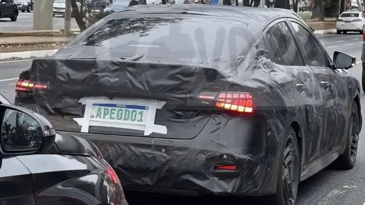 Nissan Sentra 2026: En pruebas en la región y potencialmente híbrido 2 Nissan Sentra 2026 visto desde atrás