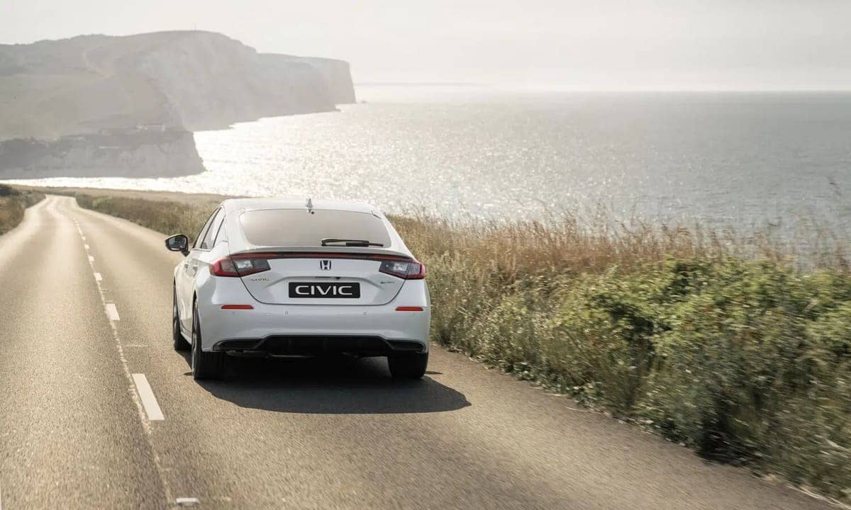 Honda Civic 2026: Rediseño del compacto japonés que no se rinde 2 Honda Civic 2026 desde atrás