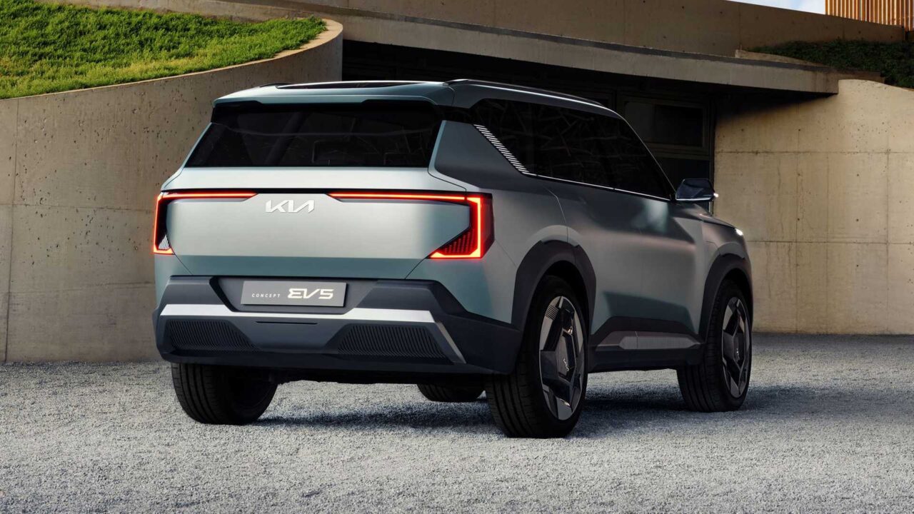 Kia EV5: El SUV Eléctrico que Cambia las Reglas Video Review 4 Kia EV5 visto desde atrás