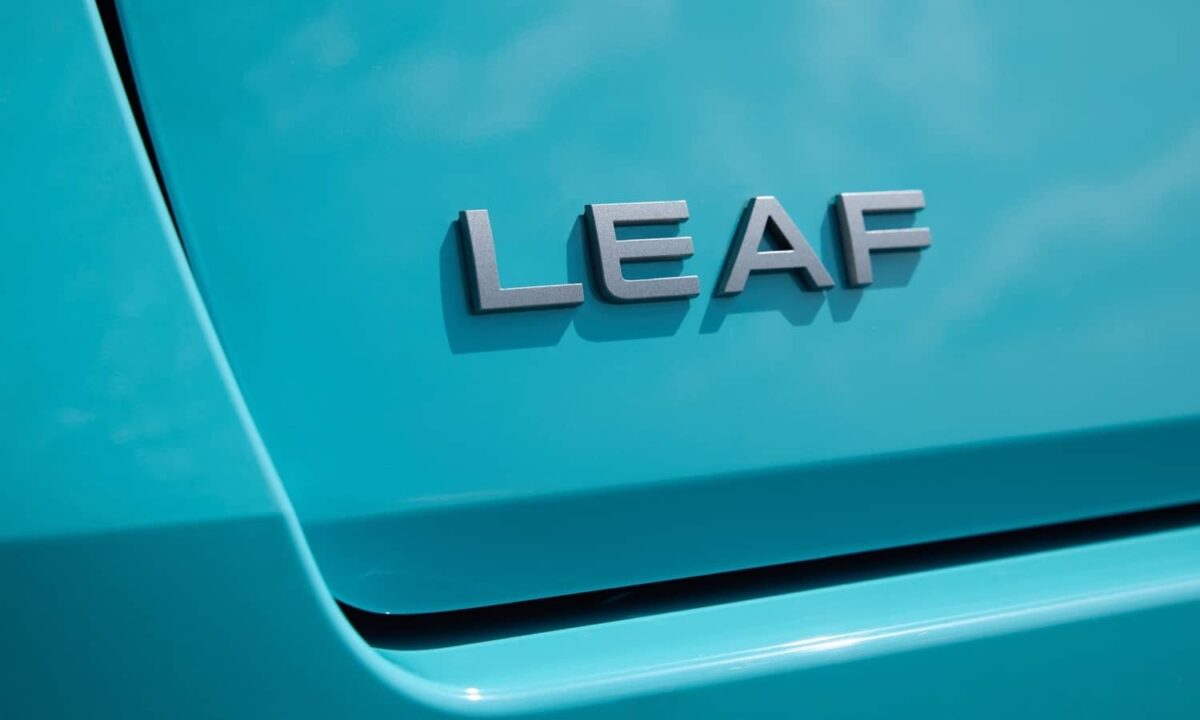 Nissan Leaf 2026: el regreso del eléctrico más accesible con 604 km de autonomía 7 Nissan Leaf 2026 logo