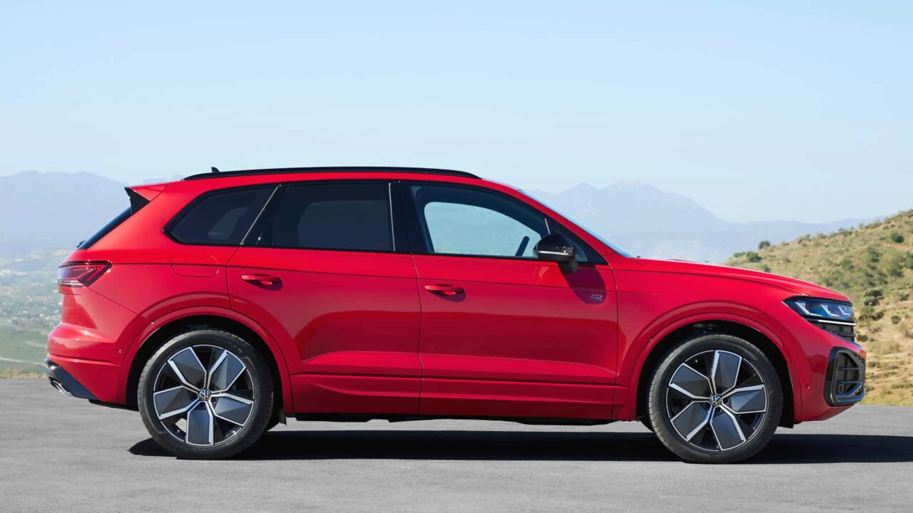 Volkswagen despide al Touareg: el adiós a un SUV que marcó época 4 Volkswagen Touareg 2024 lateral