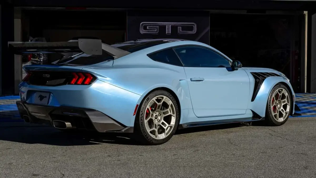 ¿Mustang híbrido?: El muscle car que podría electrificarse sin perder su esencia 3 Ford Mustang GTD 2025 detrás