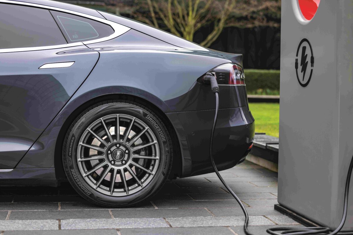 ¿Por qué los vehículos eléctricos necesitan neumáticos especiales? 2 Bridgestone Turanza EV Tesla Charging